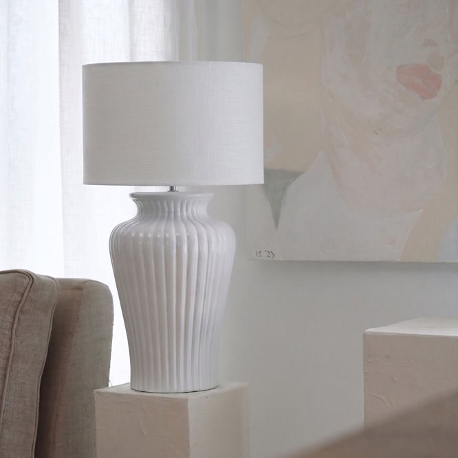 Duża biała lampa stołowa ceramiczna Dahlia z cylindrycznym abażurem